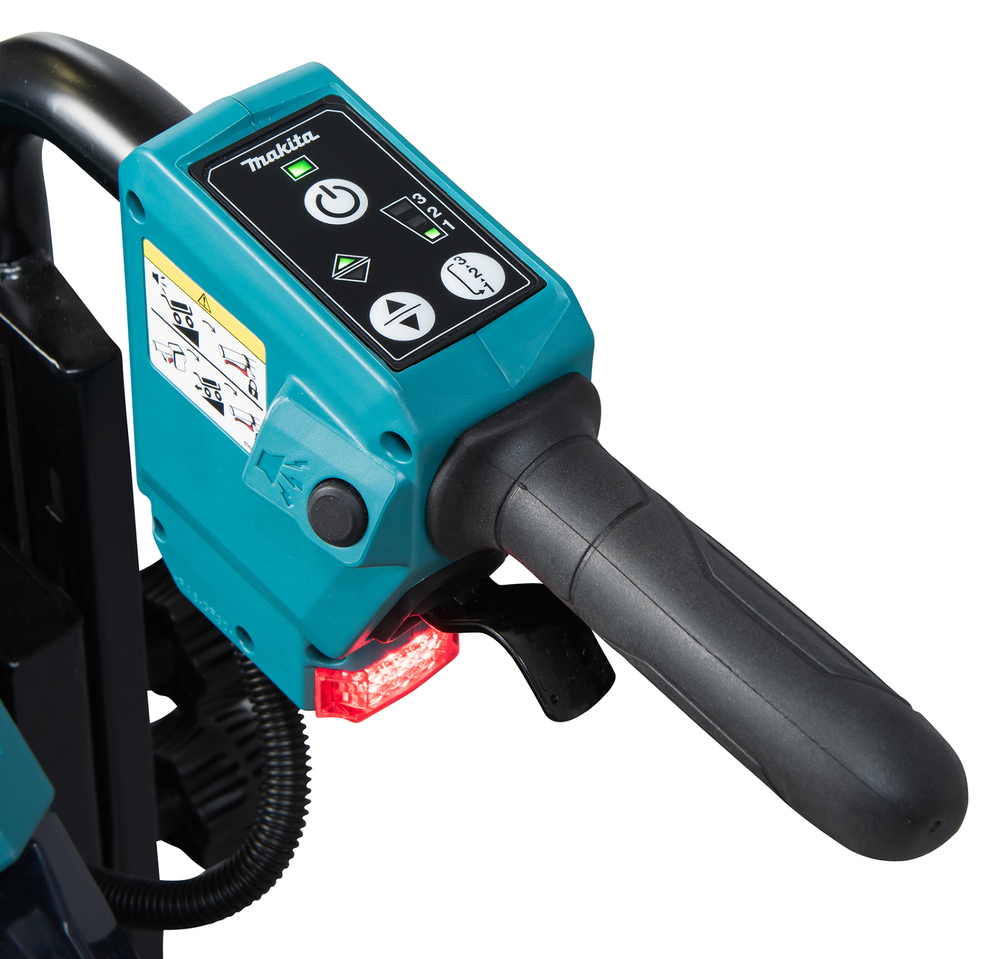 Pildil on detailne vaade Makita akutoitega aiakäru DCU603Z juhtpaneelile ja käepidemele, millel on Makita logo...