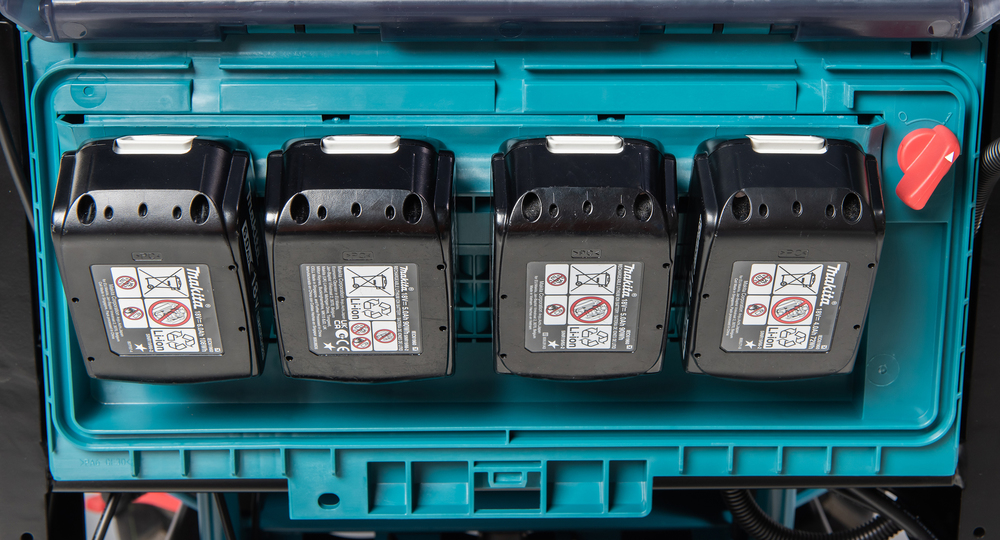 Pildil on näha Makita akutoitega aiakäru DCU603Z nelja aku pesaga.