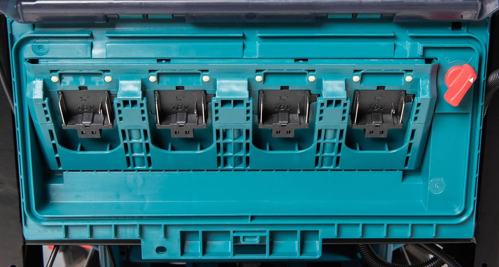 Pildil on Makita akutoitega aiakäru DCU603Z, ilma aku ja laadijata, nähtaval on mitu 18V aku pesa ja punane lüliti.