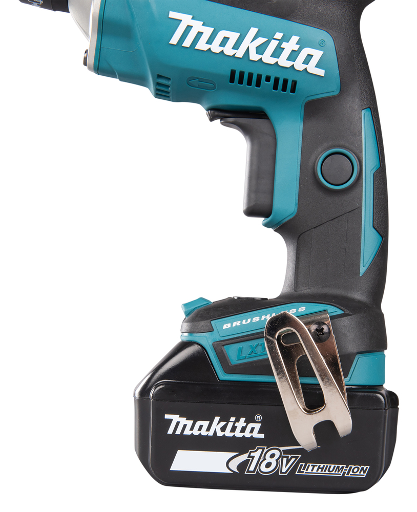 Pildil on Makita akukruvikeeraja, millel on peal Makita logo ja mis on varustatud akuga.