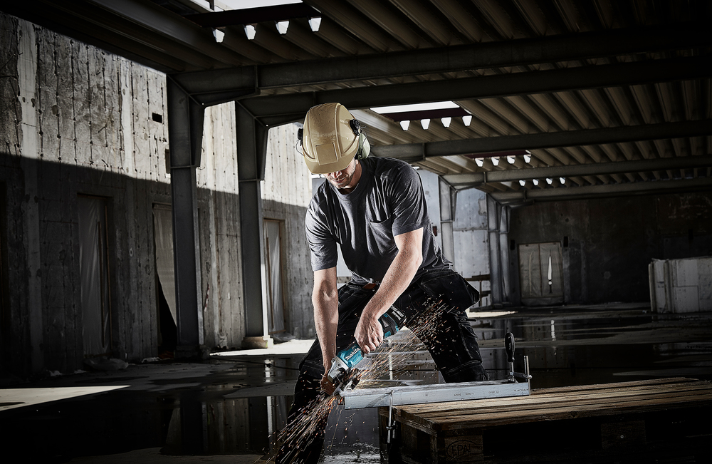 Аккумуляторная угловая шлифовальная машина Makita DGA506RTJ