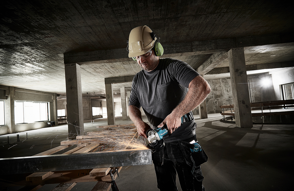 Аккумуляторная угловая шлифовальная машина Makita DGA506RTJ