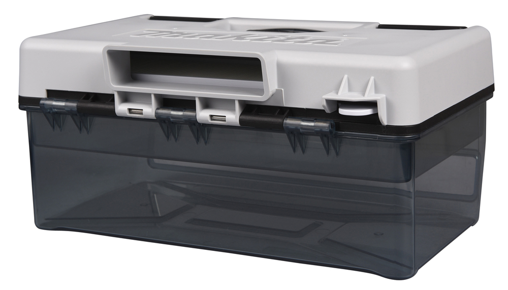 Pildil on hall Makita tööriistakast, millel on pealmine hall osa, mustal alusel ja läbipaistvad kinnitused.