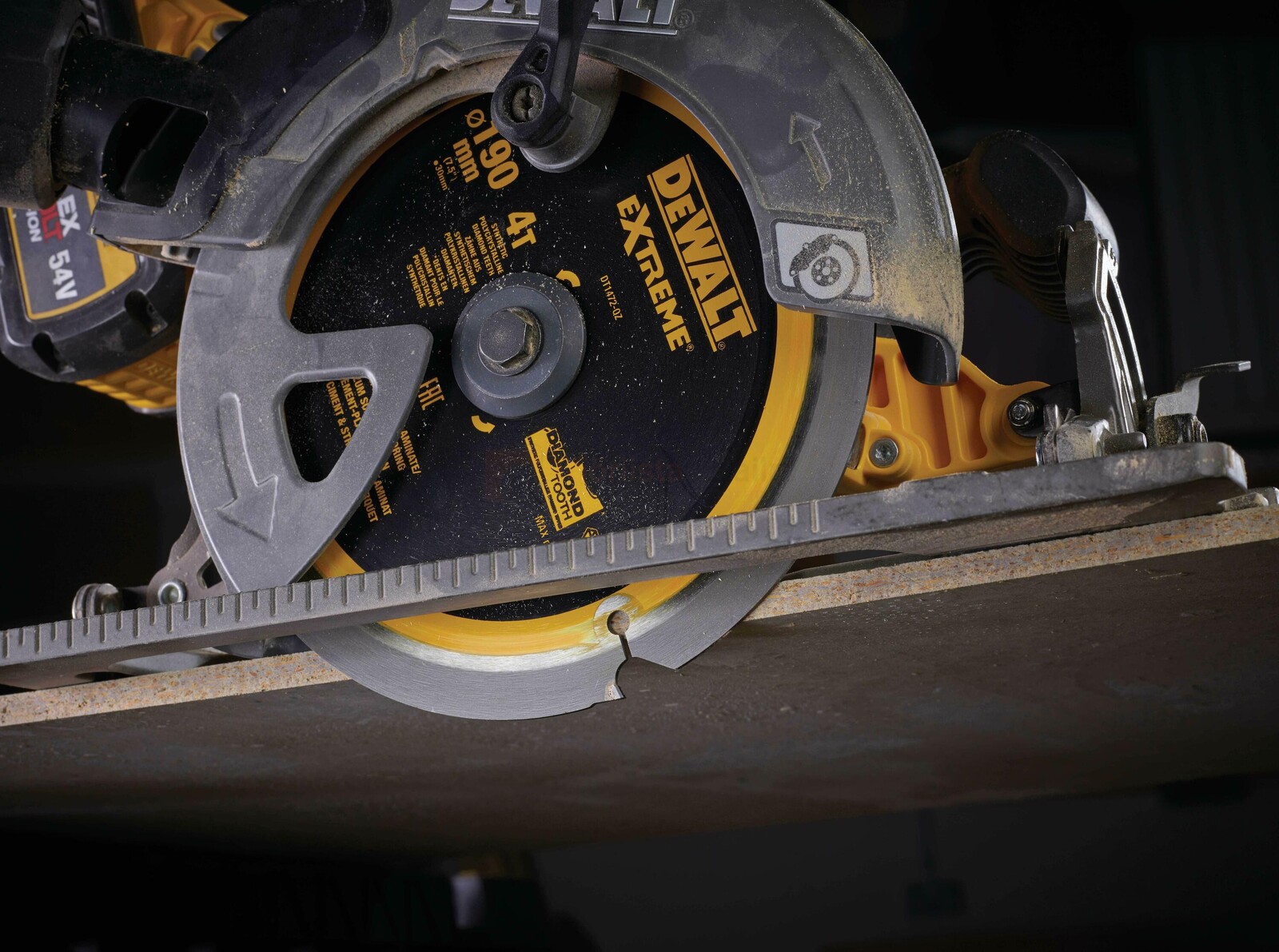 Pildil on DeWalt Extreme Multi Material 190 x 30 mm Z4 saeketas, mis on kinnitatud ketassaele ja lõikab puitu.