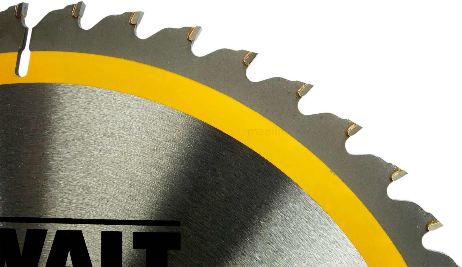 Pildil on näha DeWalt saeketas, millel on kollane triip ja teravad hambad.