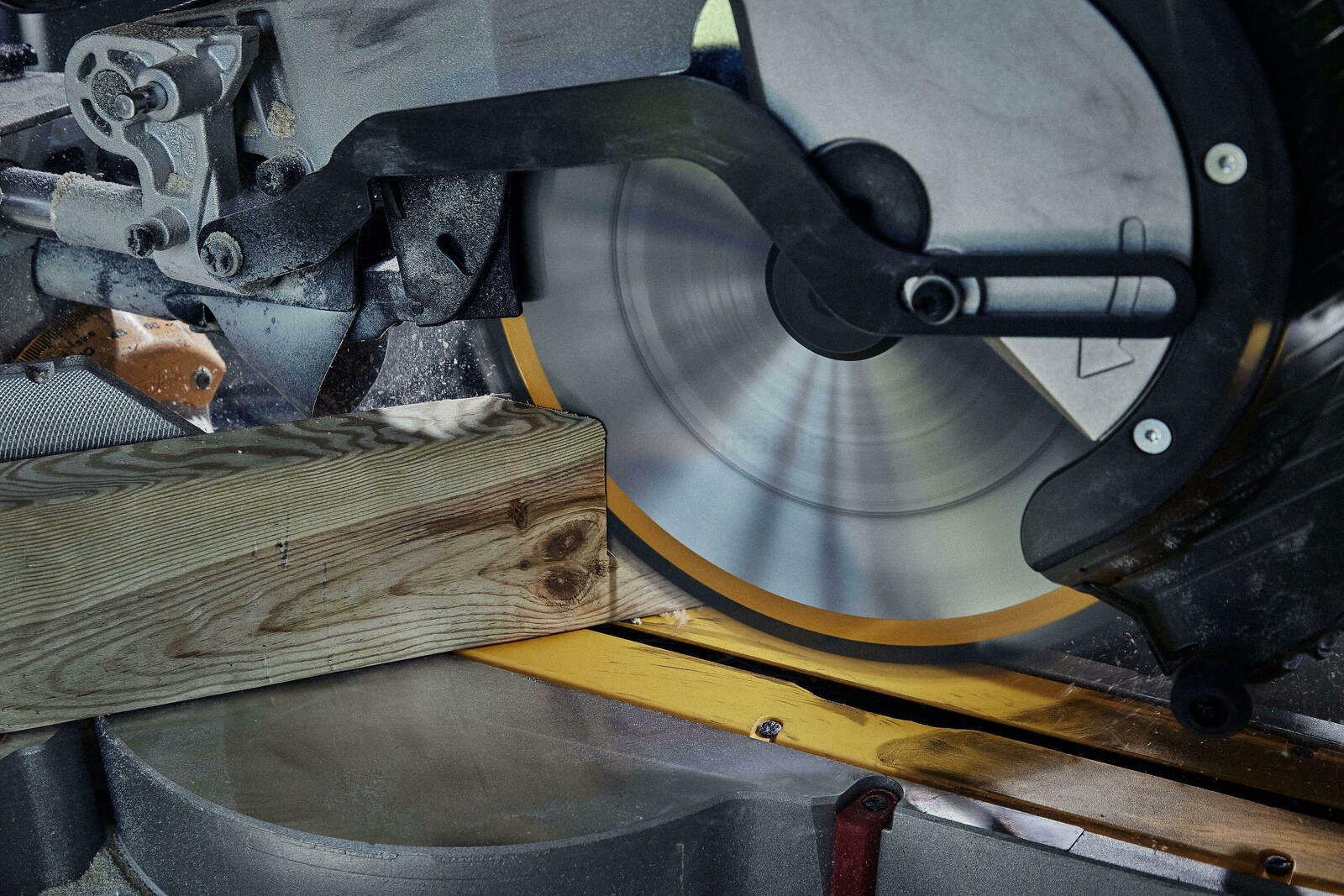 Pildil on DeWalt saeketas, mis on paigaldatud saele ja lõikab puitu.