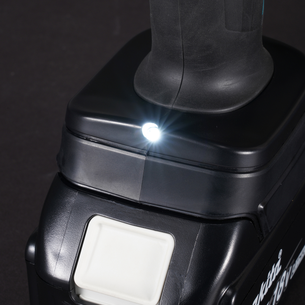 Pildil on detailivaade Makita akuga käitatavast tööriistast, millel on sisseehitatud LED-tuli.
