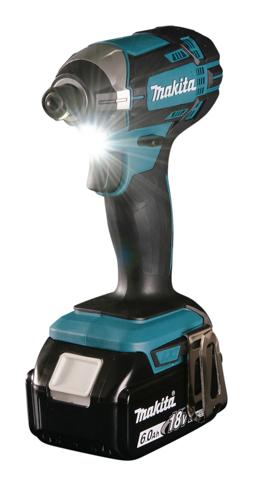Pildil on Makita akulöökkruvikeeraja DTD152Z, millel on sisse lülitatud LED-tuli, valge taust ja peal on 18V 6.0Ah aku.