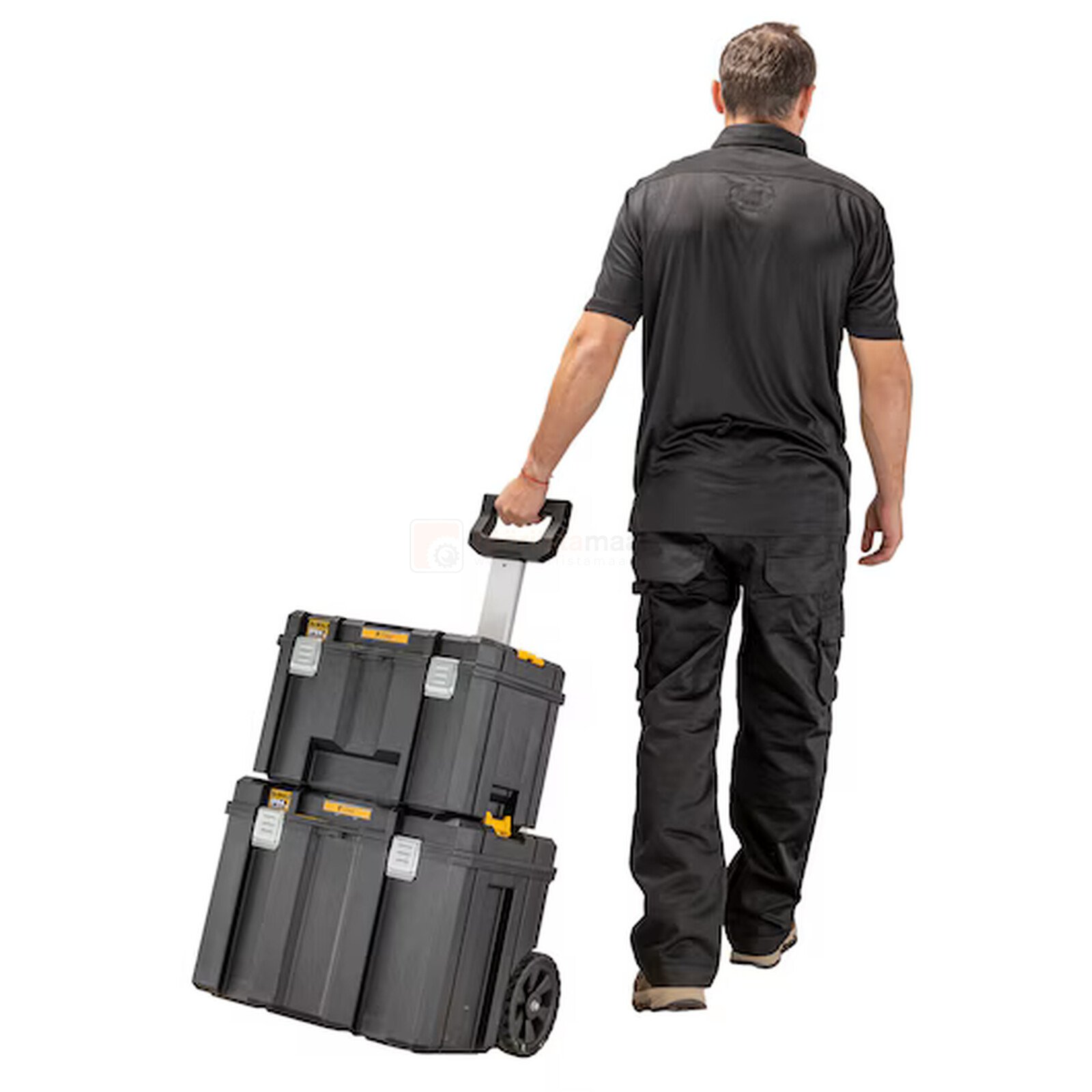 Pildil on mees, kes veab DeWalt ratastega tööriistakohvrit TSTAK 2.0.