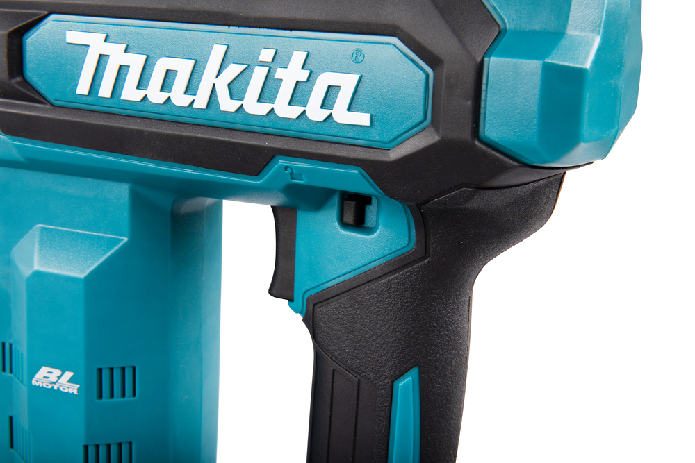 Аккумуляторный гвоздезабивной пистолет Makita FN001GZ, без аккумулятора и зарядного устройства
