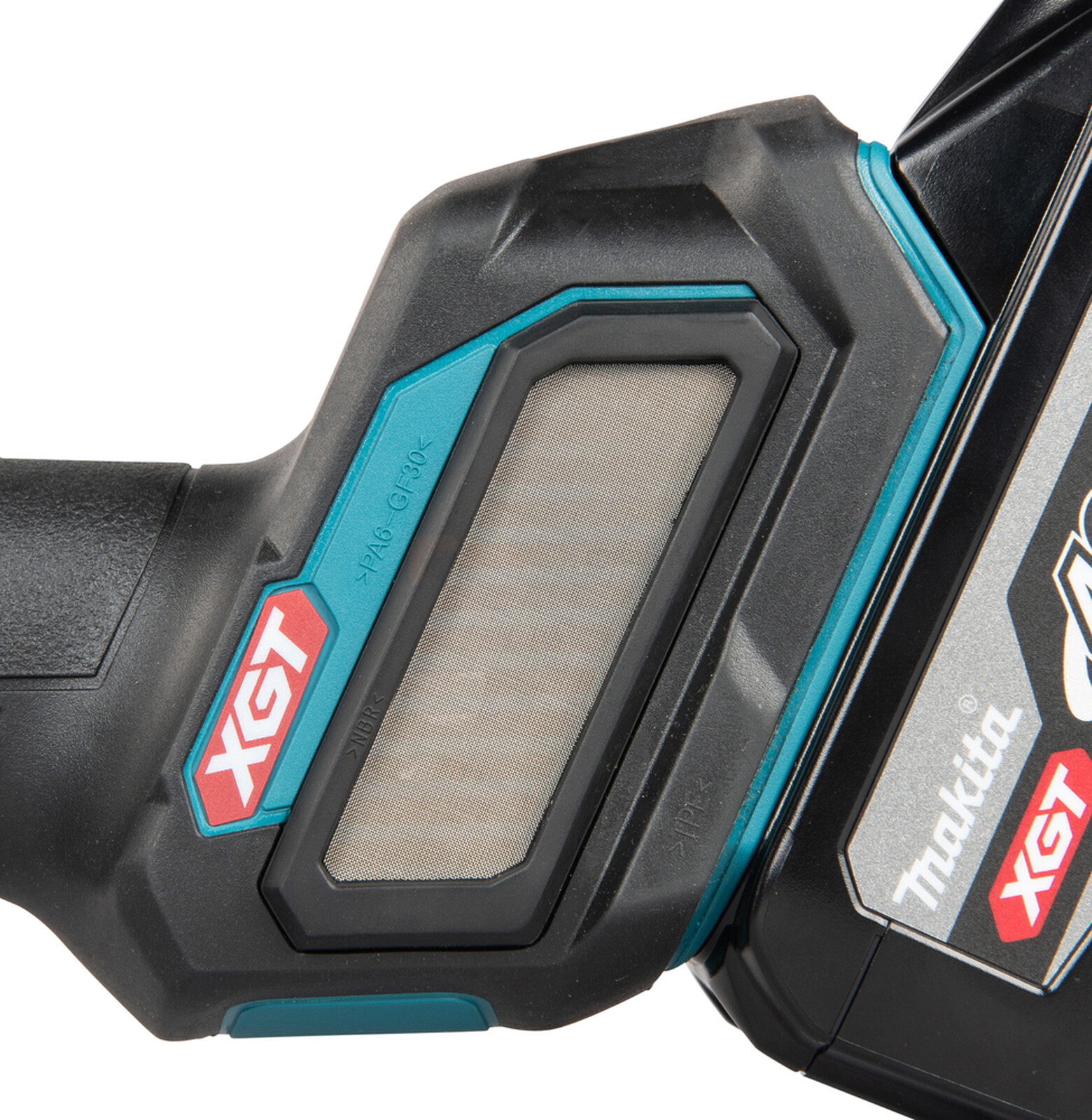 Pildil on Makita akunurklihvija GA055GZ korpuse detail, kus on näha XGT logo ja õhufilter.