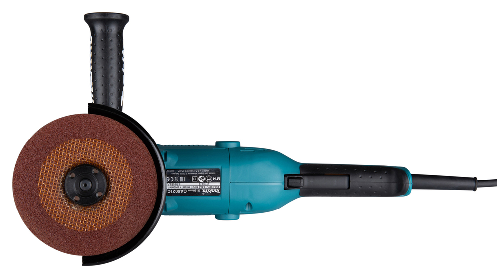 Pildil on Makita nurklihvija GA6021C, mis on nähtav küljelt, koos lihvkettaga, külgkäepidemega ja toitejuhtmega.