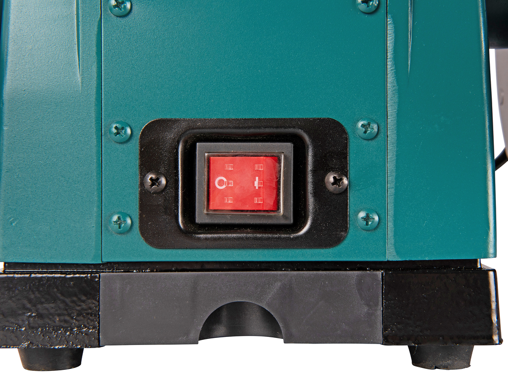 Pildil on detail Makita elektrikäia GB801 kere küljest, näha on sisse/välja lülitit ja korpuse kinnitusdetaile.