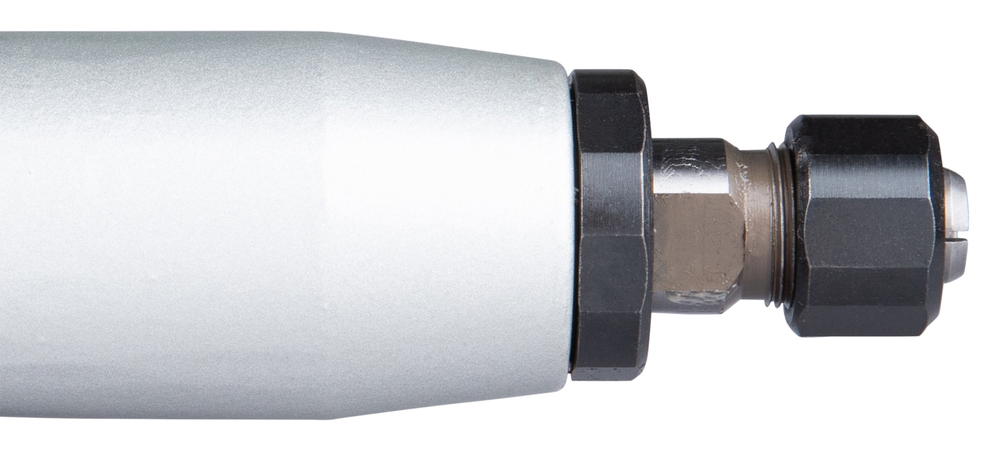 Pildil on Makita otslihvija GD0810C ots, millel on kinnitatud mutritega osa.