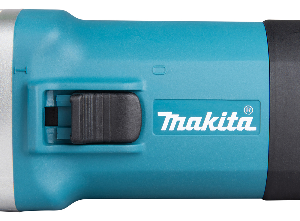 Pildil on detail Makita otslihvija GD0810C küljest, näha on selle korpus, lüliti ja logo.