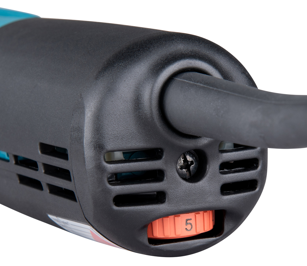 Pildil on detail Makita otslihvija GD0810C korpusest, nähtavad on jahutusavad, juhtme kinnitus ja kiiruse reguleerimise...