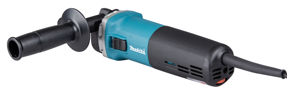 Pildil on Makita otslihvija GD0810C, mida näidatakse diagonaalselt valgel taustal, koos küljekäepideme ja toitejuhtmega.