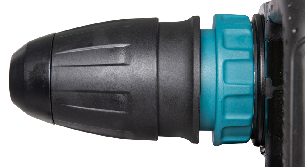 Pildil on detailne vaade Makita piikvasara HM1213C SDS-MAX otsast, keskendudes peamiselt mustale kummikaitsele ja...