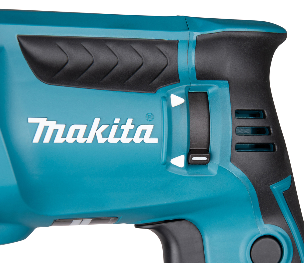 Pildil on näha Makita puurvasar HR2630TJ külgvaade, mis on esile tõstetud sinise ja musta värviga.