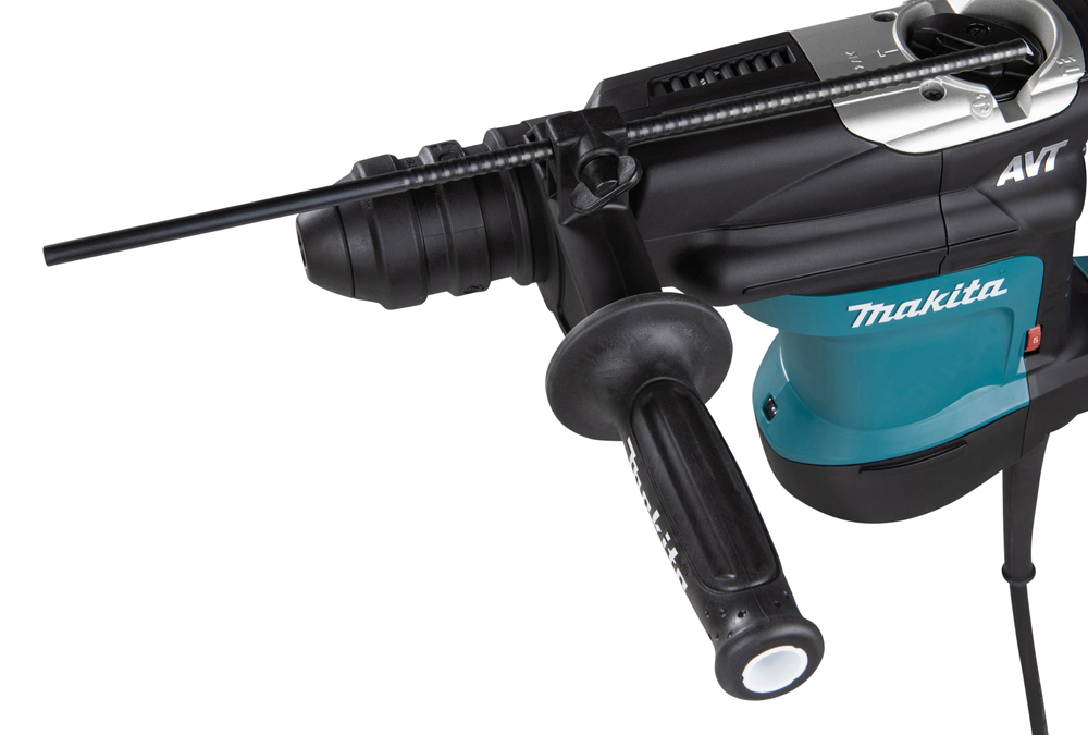 Pildil on detailne vaade Makita puurvasarast HR3210FCT, nähtavad on seadme käepidemed, puuripea ja korpus.