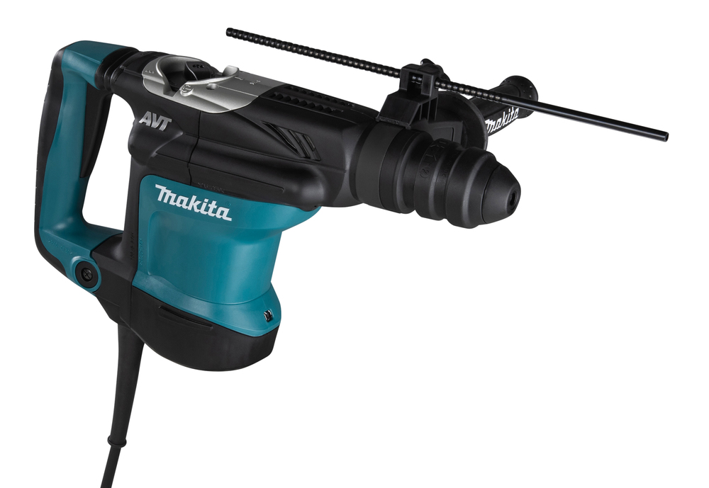 Pildil on Makita puurvasar HR3210FCT, mida näidatakse valgel taustal, koos selle lisatarvikutega.