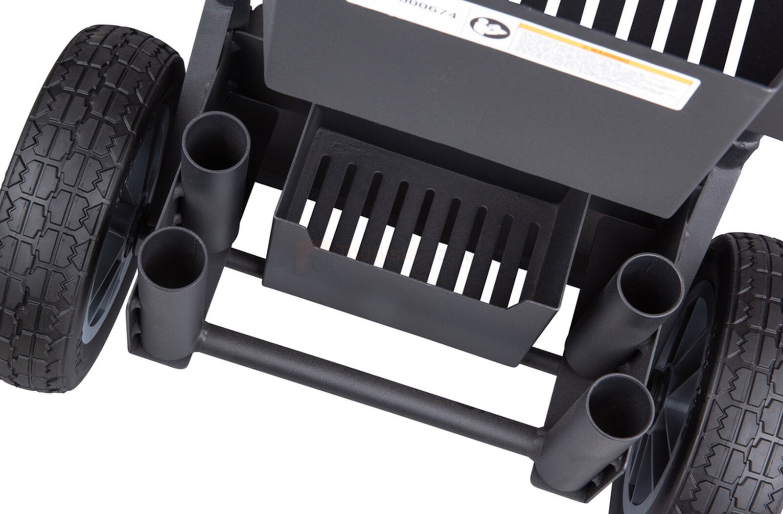 Pildil on Makita tööriista ja tarvikute käru HM004G/HM1812 alumine osa, kus on näha rattad, torud ja metallist detailid.