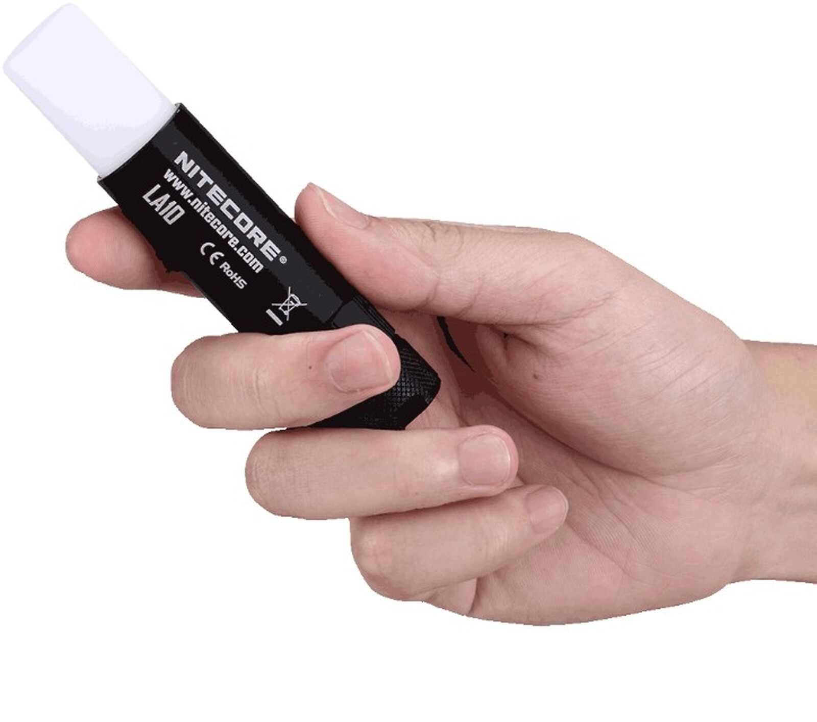 Pildil on käes hoitud NITECORE LA10 taskulamp, millel on valge hajuti.