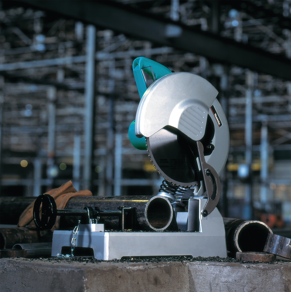 Pildil on Makita metallitükeldussaag LC1230N, mis on valmis terastorusid lõikama.