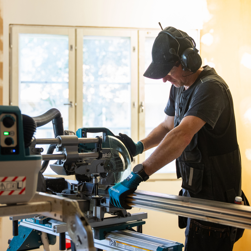 Makita cordless chop and mitre saw