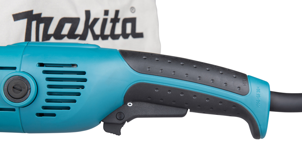 Pildil on detailivaade Makita betoonilihvmasina NPC5000C käepidemest, kus on näha käepideme disain ja juhtnupud.