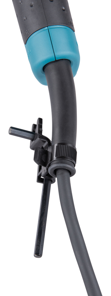 Pildil on detail Makita betoonilihvmasina NPC5000C voolikuga ühendamise kohta, kus on näha voolikuklamber ja ühenduskoht.