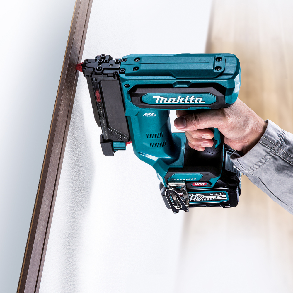 Makita аккумуляторный нейлер PT001GZ, без аккумулятора и зарядного устройства