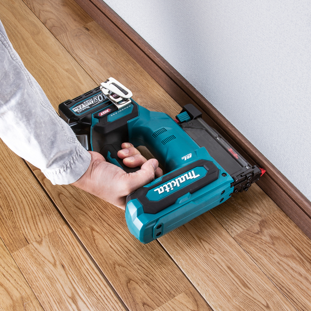 Makita аккумуляторный нейлер PT001GZ, без аккумулятора и зарядного устройства