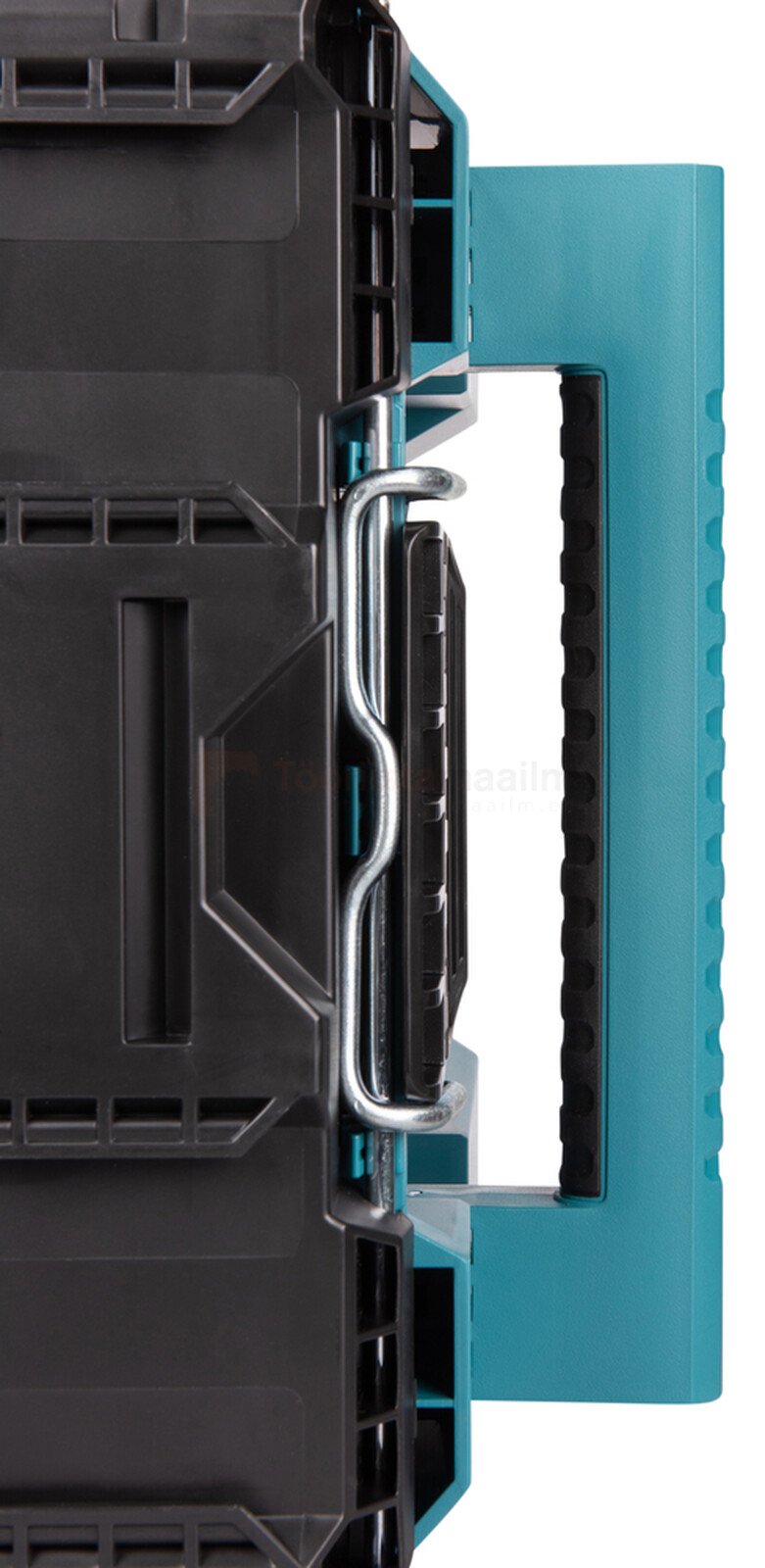 Pildil on Makita tööriistakast MAKTRAK, mille küljelt on näha kinnitusmehhanismi ja käepidet.