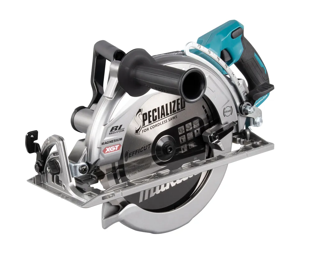 Pildil on Makita akuketassaag RS002GZ, millel on terasest tera ja mis on mõeldud puidu lõikamiseks.