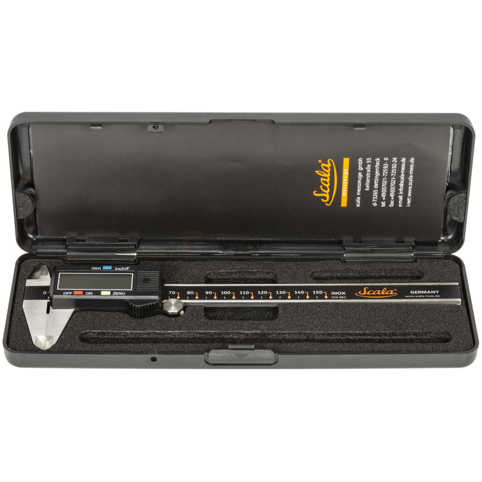 Pildil on avatud mustas karbis digitaalne nihik Scala, millel on näha ekraan ja mõõteskaala.