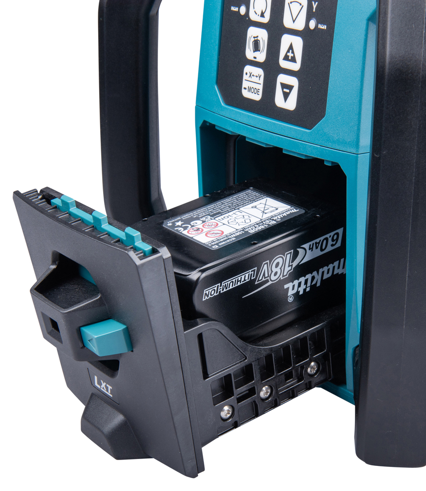 Pildil on näha Makita akupöördlaser SKR001Z, millel on avatud akupesa, näidates 18V 6.0Ah Makita akut.