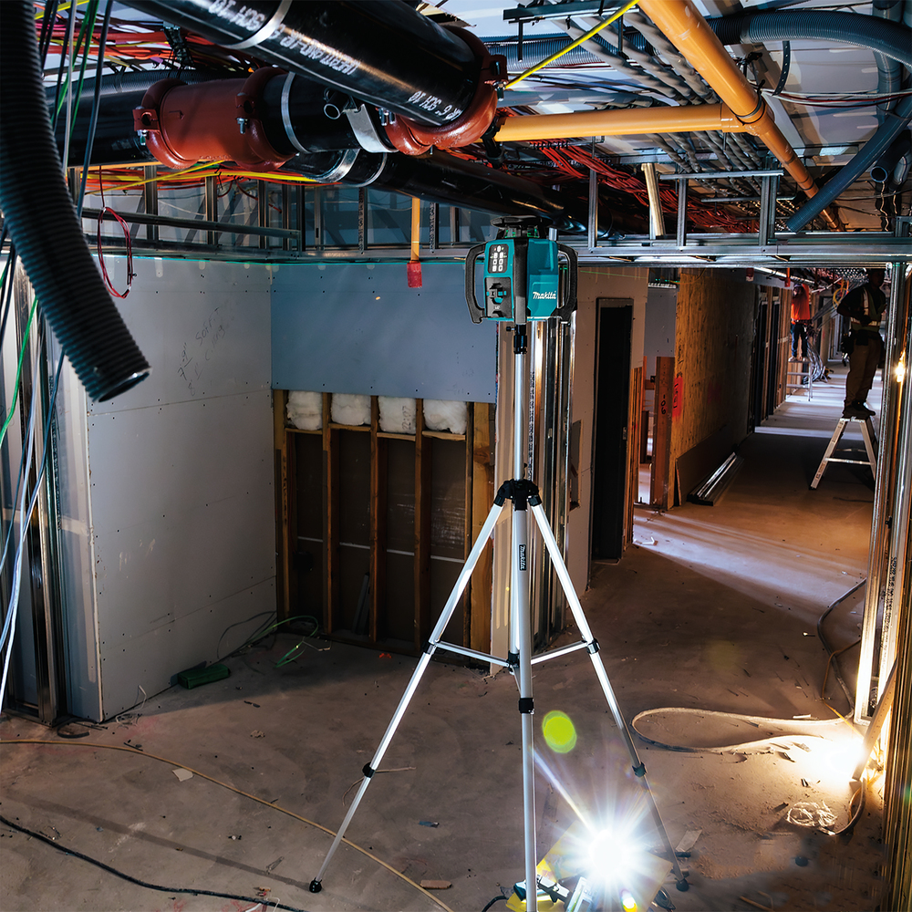 Pildil on näha Makita akupöördlaser SKR001Z koos statiiviga, millega mõõdetakse ehitusplatsil.
