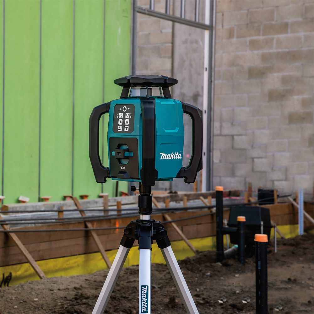 Pildil on Makita akupöördlaser SKR001Z, mis on kinnitatud statiivile ehitusplatsil.