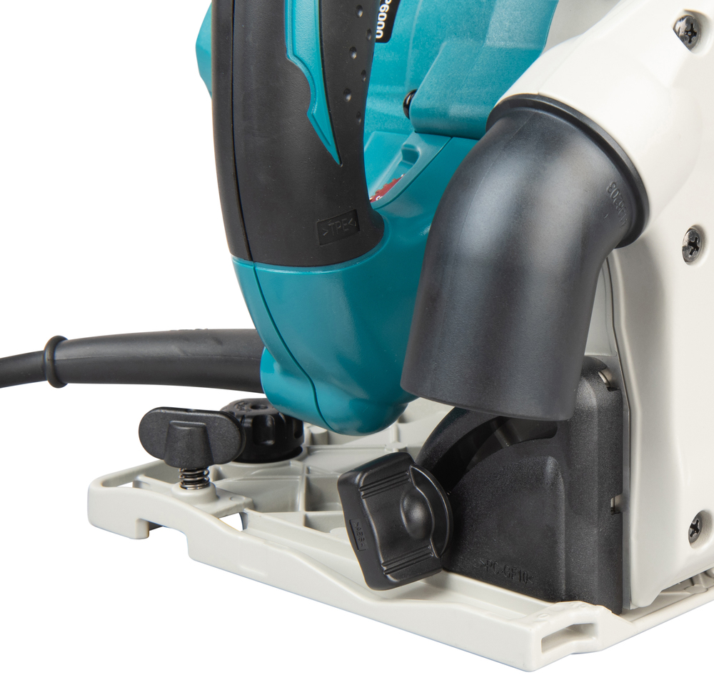 Pildil on detailne vaade Makita SP6000J ketassaagi küljest, näidates selle disaini ja osasid, nagu tolmueemaldusotsak ja...