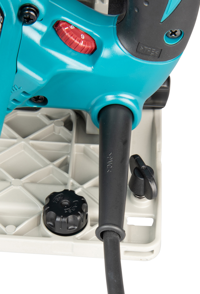 Pildil on detailid Makita ketassaest SP6000J, näidates reguleerimisnuppu, toitejuhet ja muid komponente.