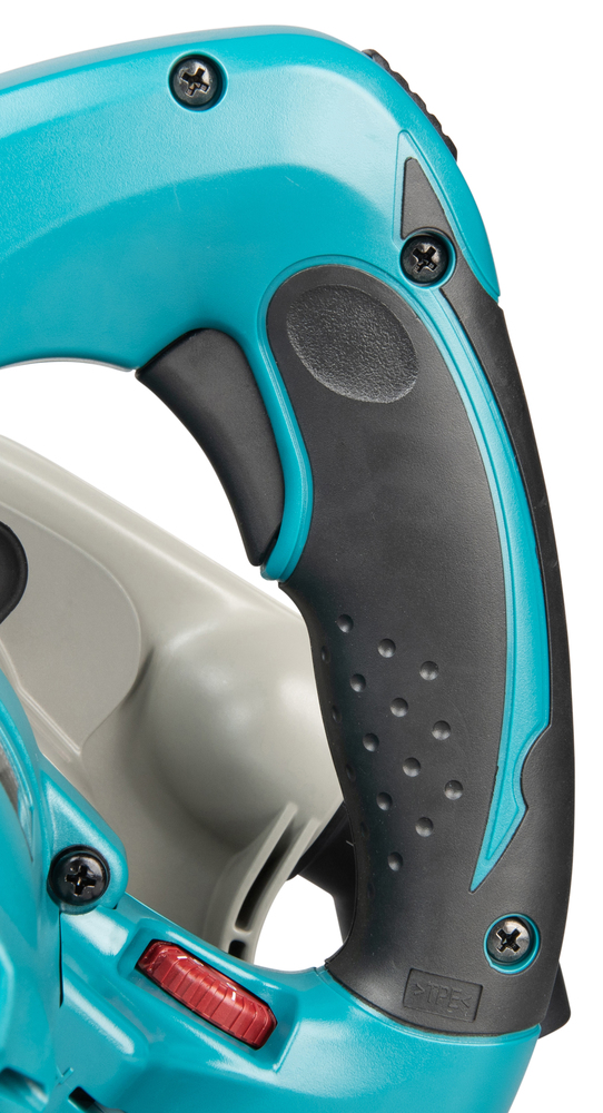 Pildil on detailne vaade Makita SP6000J ketassae käepidemest, kus on näha sae sinine korpus, mustad kummist käepidemed ja...