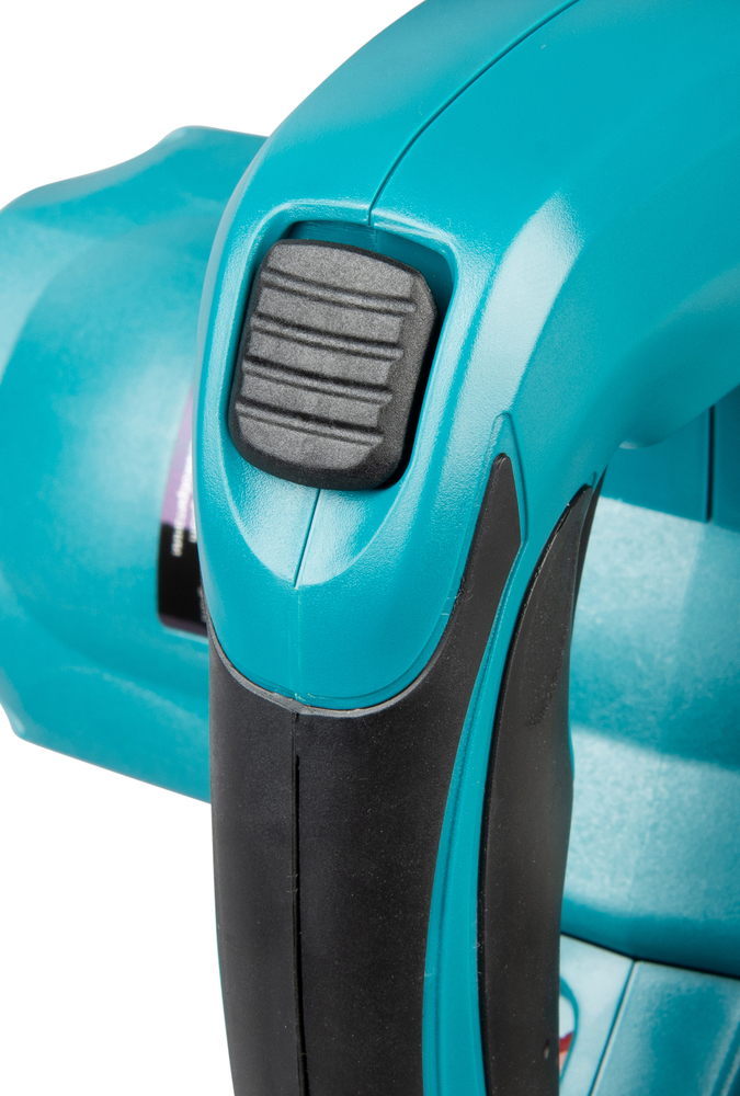 Pildil on detail Makita ketassae SP6000J käepidemest, kus on näha sisse- ja väljalülitusnuppu.