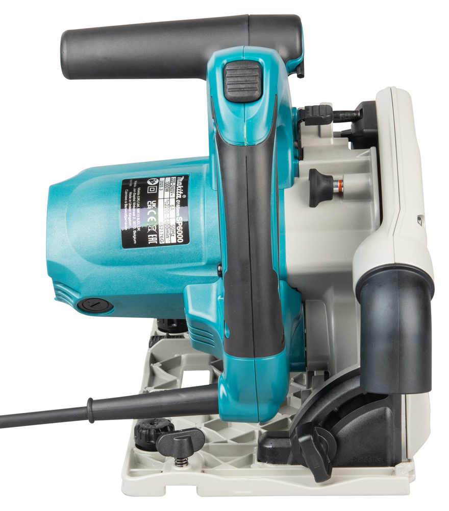 Pildil on külgvaade Makita ketassaele SP6000J, mis on esile toodud valge taustaga, näidates sae disaini ja erinevaid...