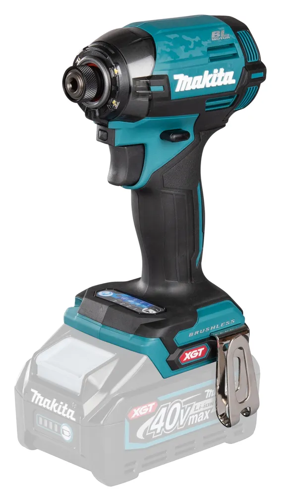 Pildil on Makita akulöökkruvikeeraja TD002GZ01, mis on nähtav koos aku ja kinnitusklambriga.
