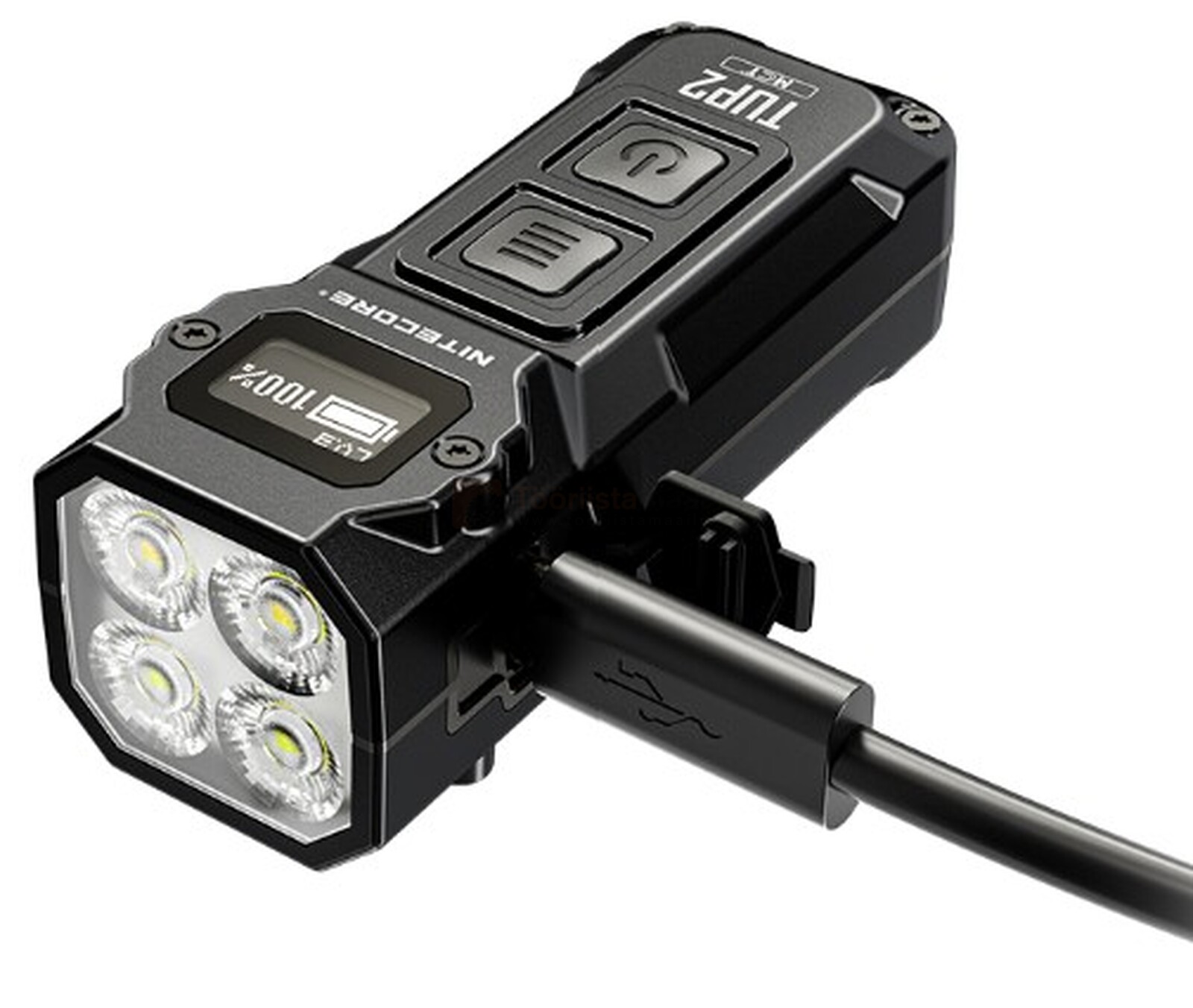 Pildil on Nitecore taskulamp-võtmehoidja TUP2, mis on laadimisel ja millel on näha neli LED-valgustit ja digitaalne ekraan.