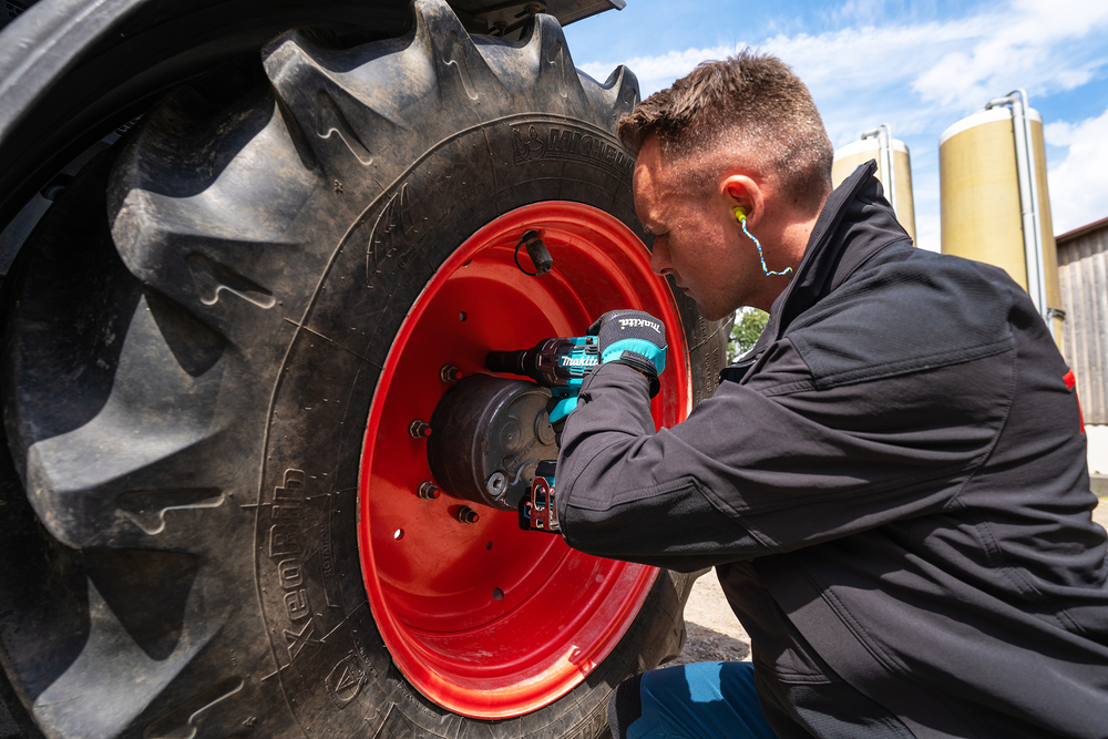 Аккумуляторный ударный гайковерт Makita TW001GM201