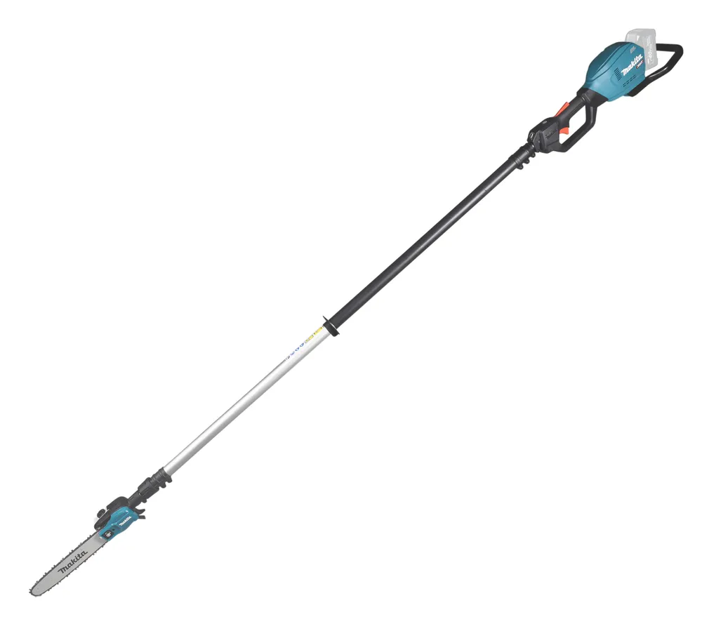 Pildil on Makita akutoitel teleskoop-oksasaag UA004GZ XGT, mis on pikendatava varrega ja mille küljes on saekett.