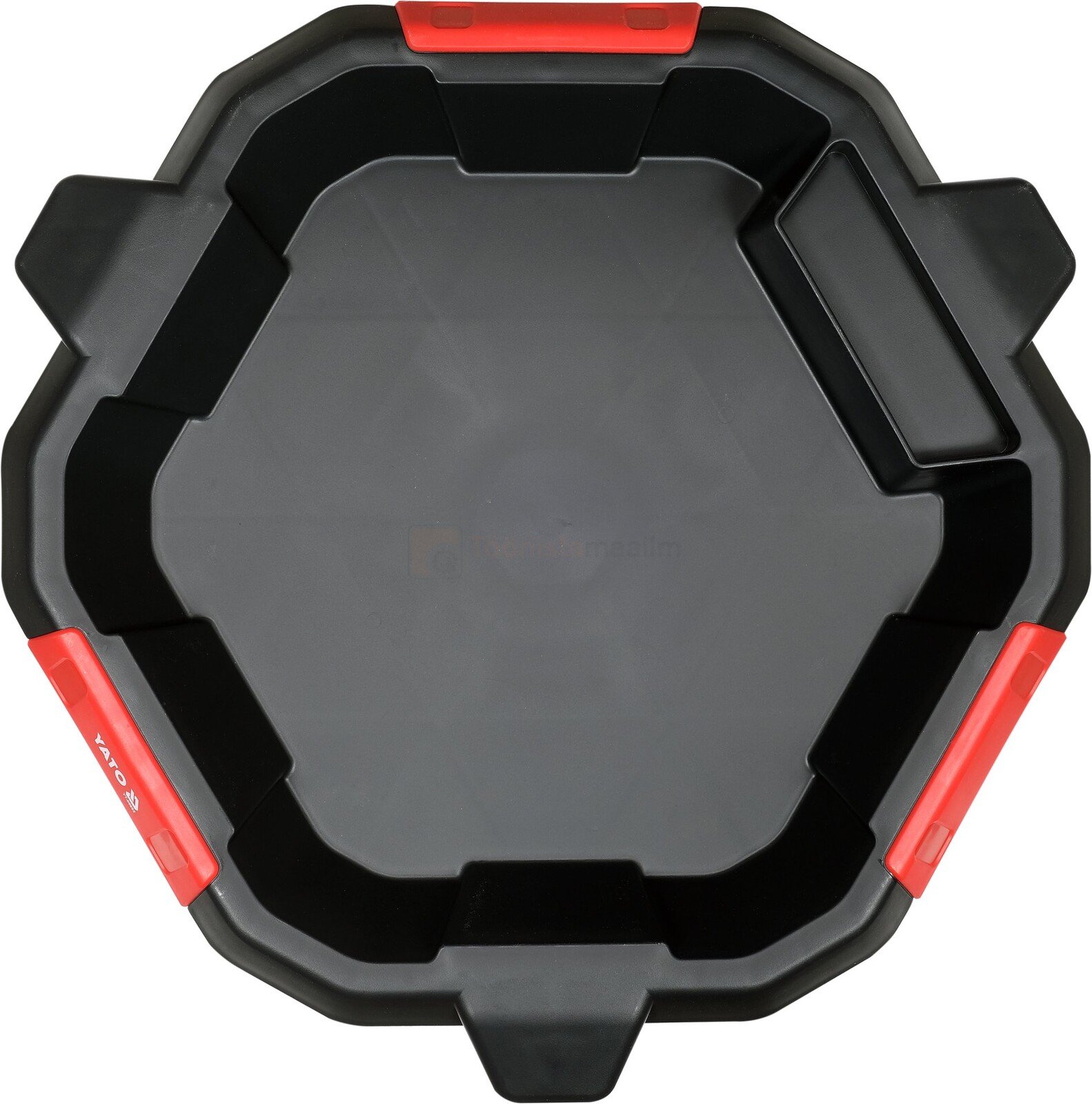 Pildil on ülevalt vaade Yato 8-liitrisele ratastel õlivannile, millel on must põhi, punased detailid ja spetsiaalne nurk...