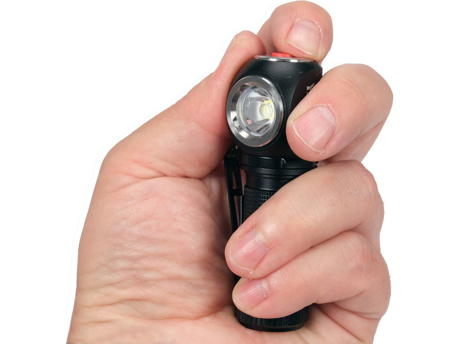 Pildil on käes hoitud YATO pea- ja taskulamp 350 lm IPX4, laetav, millel on näha valgustit ja punast nuppu.